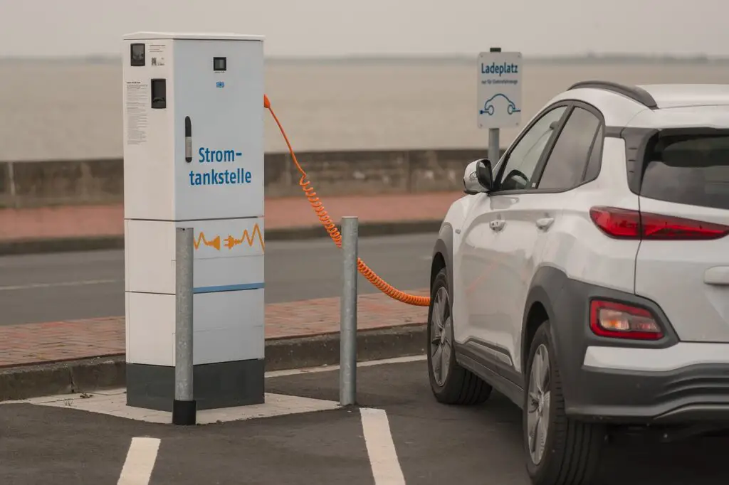 How do electric cars charge?