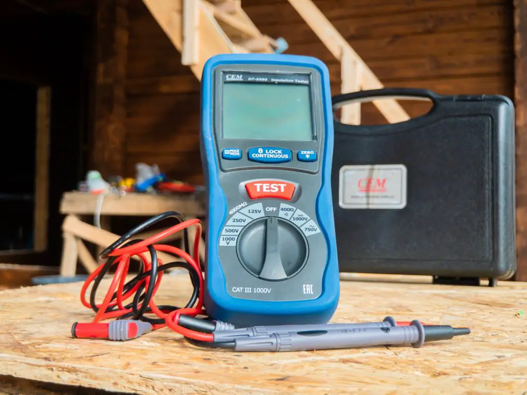 How to test car battery amps with multimeter?