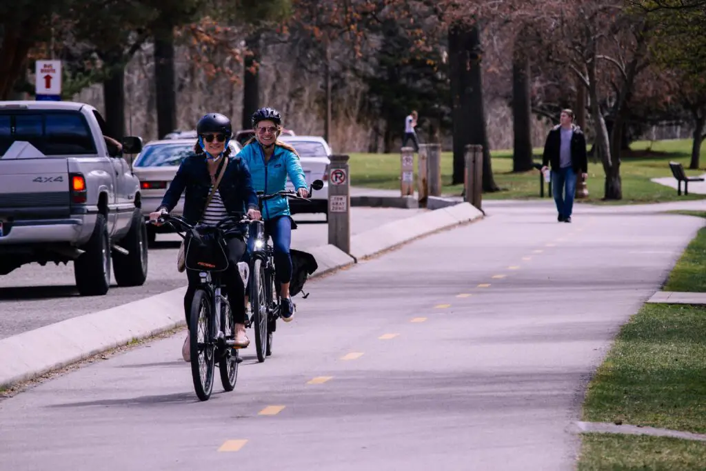 Can electric bikes go up hills?